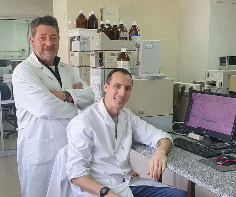Laureano Schofs y el Dr. Sergio Sánchez Bruni, del Laboratorio de Farmacología (Facultad de Ciencias Veterinarias - UNCPBA – CIVETAN).