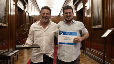 Andrés Wigdorovitz y Lautaro Bracco, de Bioinnovo, la empresa público-privada de INTA y Vetanco, sostienen el galardón.&nbsp;