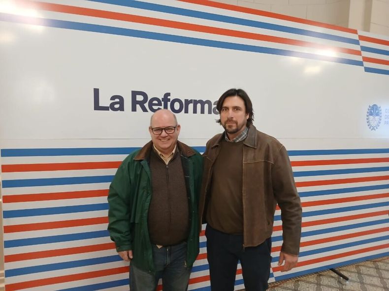 El MV Héctor Eugenio Camilett, secretario del Colegio de Veterinarios de Santa Fe – 2ª Circ., junto al MV Andrés Maurino, presidente del Colegio de Veterinarios de Santa Fe – 1ª Circ.