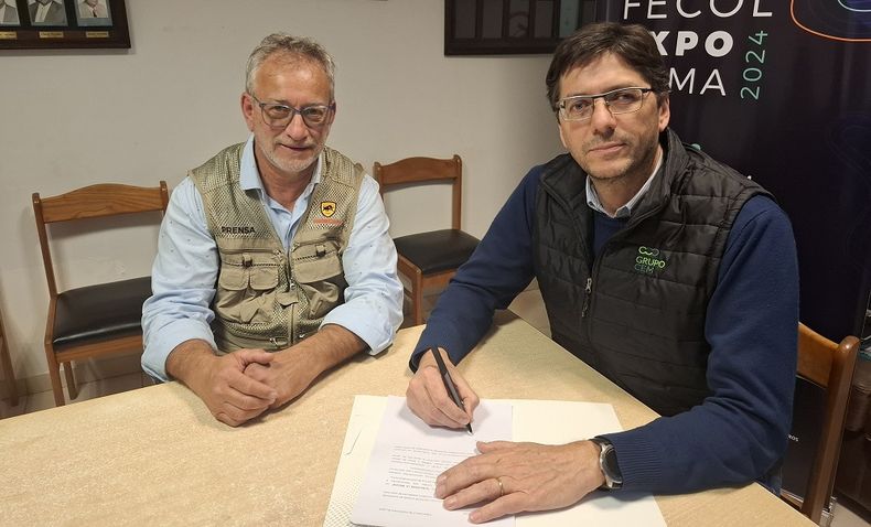 José María Iachetta,Director de Grupo TodoAgro (Empresa organizadora de TodoLáctea) junto a GustavoBisang, Presidente del Centro Industria, Comercio y Afincados de Esperanza(Santa Fe).