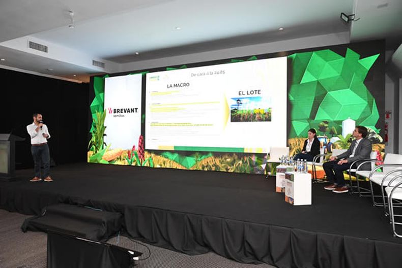 El panel “Nutrición eficiente del cultivo de maíz” en el Congreso MAIZAR 2024.