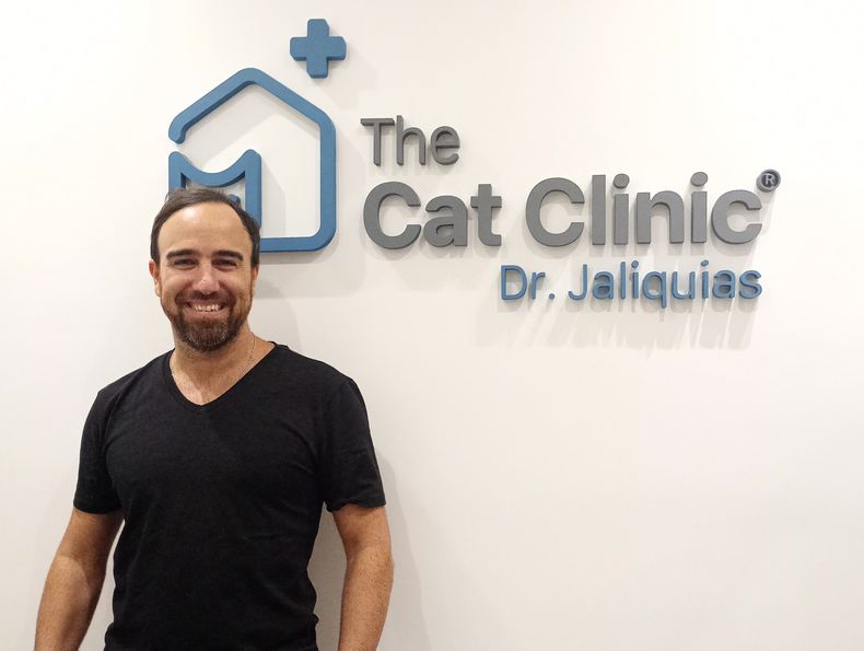 Dr. Alexis Jaliquias, especialista en medicina felina, fundador y director de The Cat Clinic.