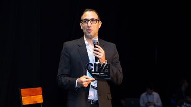 Gustavo Cesario, referente de Voglia, desarrolladora de SIS App, fue quien recibió el reconocimiento CIVA 2024.