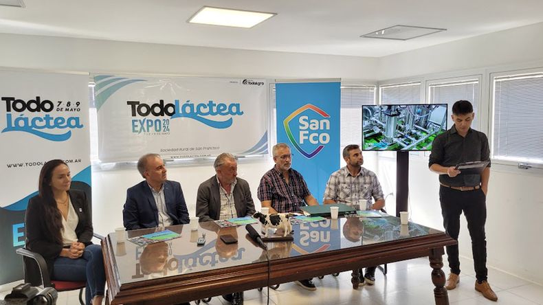 Ivana Nietto, Marcelo Moreno, Marcelo Cravero, José Iachetta y Mariano Alissio en la presentación de la muestra de lechería.