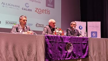 Al centro, el rector de la UNICEN, Marcelo Aba, en la apertura de las Jornadas de sanidad bovina en Tandil.&nbsp;