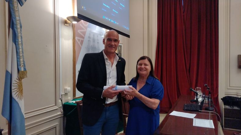 Dr. Carlos Lanusse junto a Damasia Becu de Villalobos en la ceremonia de la&nbsp;ANCBA&nbsp;por su aporte en las ciencias veterinarias.