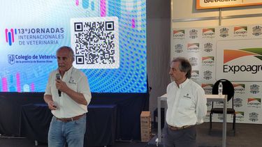 Jorge Dillon junto a Osvaldo Rinaldi, en una disertación clave sobre fiebre aftosa.