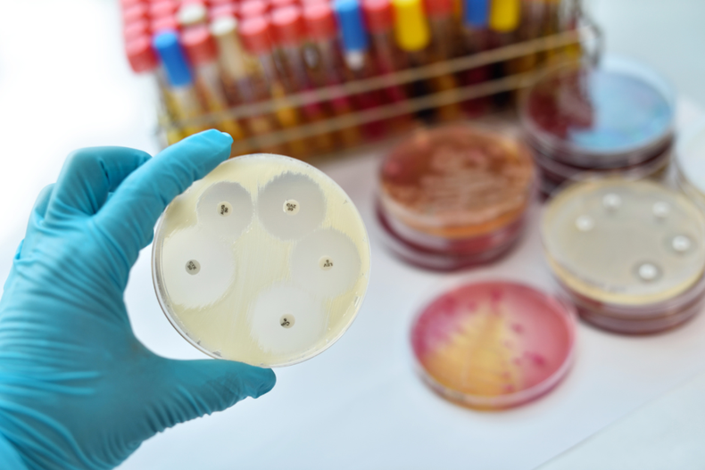 Uso adecuado de antimicrobianos, clave para la salud global.