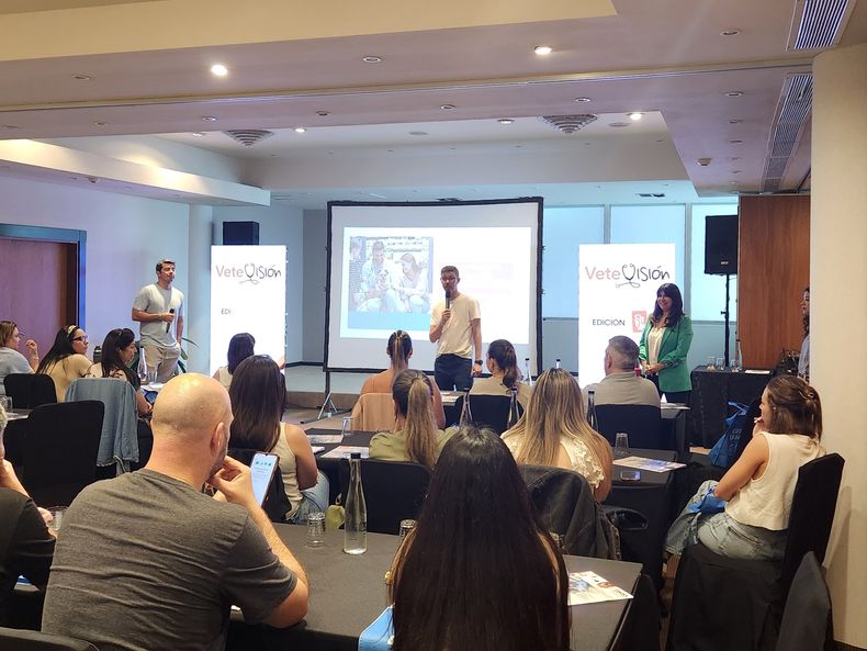 Luciano Aba, Maggie Briceño y&nbsp; el MV Juan Pablo Luzuriaga guiaron el workshop.