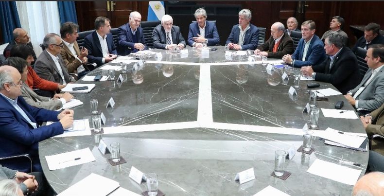 En la mesa de trabajo se abordaron diferentes estrategias para impulsar la competitividad de la cadena de la producción ganadera.