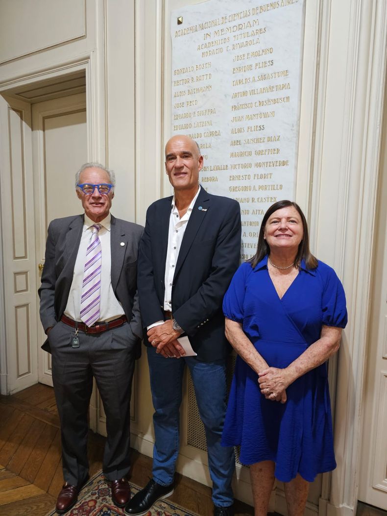 Jorge Errecalde, presidente de la Academia Nacional de Agronom&iacute;a y Veterinaria; el Dr. Carlos Lanusse y Damasia Becu de Villalobos durante la ceremonia de invitaci&oacute;n.