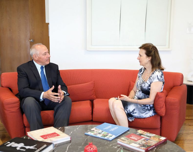 Luis Barcos junto a la Canciller argentina, Diana Mondino, por la candidatura en la Organización Mundial de Sanidad Animal.&nbsp;