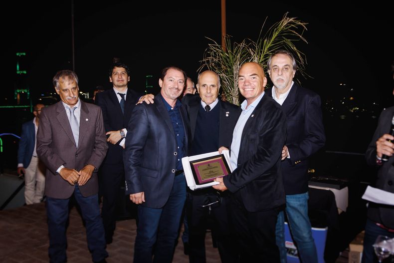 Autoridades de la Federación Veterinaria Argentina recibiendo una distinción por parte de la Fecovet.