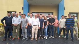 El Pony llevó a sus clientes a conocer las instalaciones y el trabajo de Ceva en Santa Fe. El Pony llevó a sus clientes a conocer las instalaciones y el trabajo de Ceva en Santa Fe.