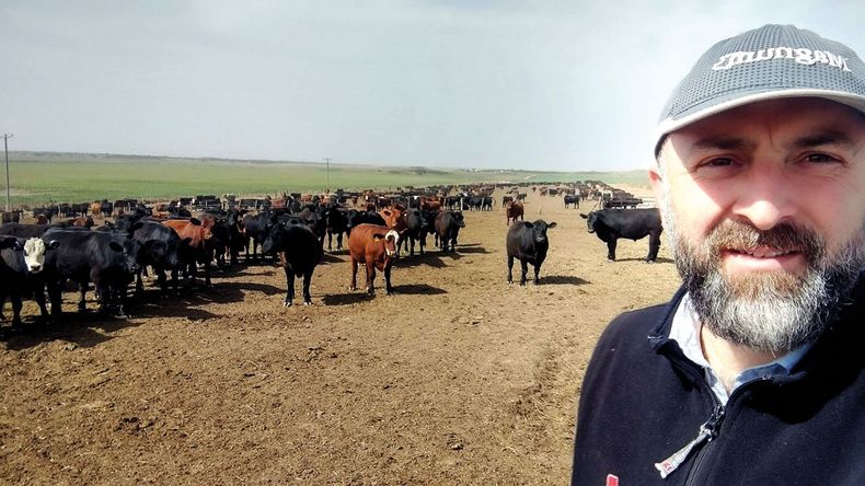 El médico veterinario Ricardo Gutiérrez comparte en las redes su día a día en los campos que asesora y administra.