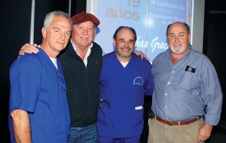 Foto Veterinarios en la rural.jpg