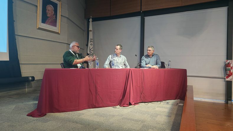 Luis Samartino, Jorge Hart y Fernando Paolicchi debatieron sobre la ﻿brucelosis bovina en las Jornadas Taurus.