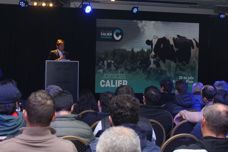Calier reafirmó su compromiso con la capacitación en sanidad y reproducción bovina.