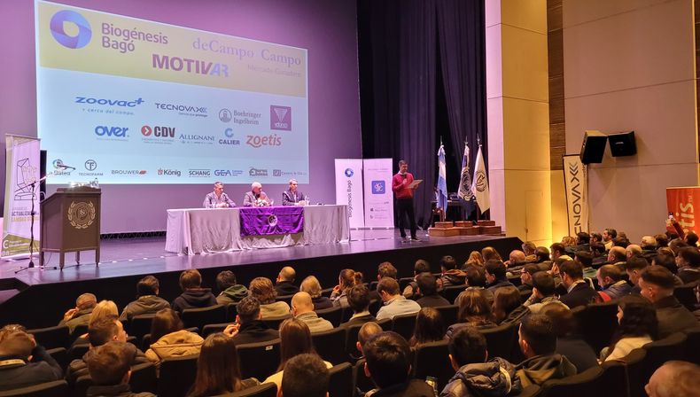 Acto de apertura de las Primeras Jornadas de Sanidad Bovina en Tandil.
