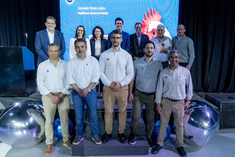 El equipo de Ceva Salud Animal en Argentina destacóla importancia de hiperinmunizar las reproductoras y proteger a los pollos deengorde.