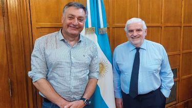 Eduardo Terrado, Director de la producción de porcinos, junto al Secretario de Bioeconomía, Fernando Vilella.