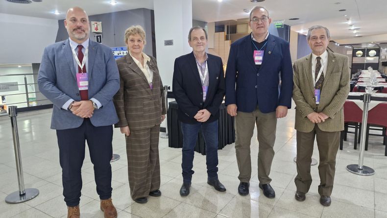 Alejo Pérez Carrera (UBA), Sara Williams (UNLP), Héctor Fernández vicepresidente del CVPBA, Claudio Machado (UNICEN) y el presidente del Colegio, Osvaldo Rinaldi.