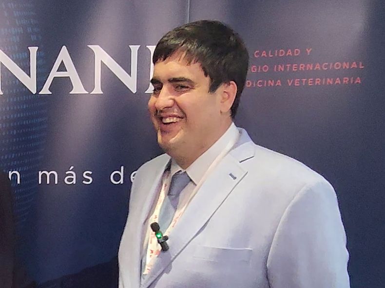 Mariano Allignani presentó una jornada de actualización en medicina veterinaria.