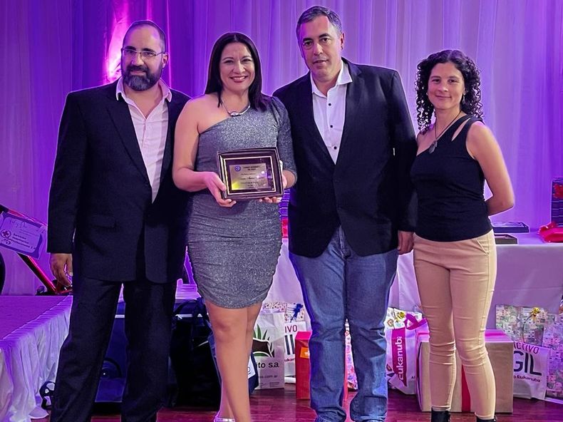 El MV Luis Vila, presidente del Consejo Veterinario del Chaco, Viviana Macedo (tesorera), el MV Sebastián Bravo (vocal) y la MV María Eugenia Gimenez (Vice).