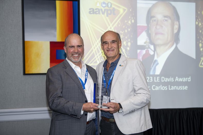 Carlos Lanusse recibió el premio de la Academia Americana de Farmacología Veterinaria.&nbsp;
