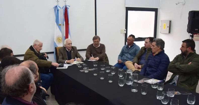Lechería. Productores y referentes del gobierno provincial y de organismos del sector participaron de la conformación de la Mesa.