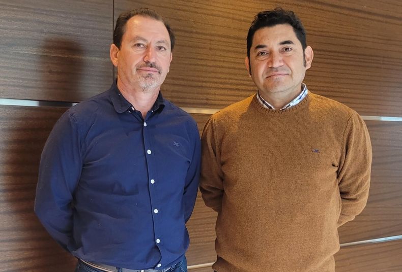 Ariel Dib Campitelli y Daniel Vélez, presidente y secretario respectivamente del Consejo Profesional de Médicos Veterinarios de Santiago del Estero.