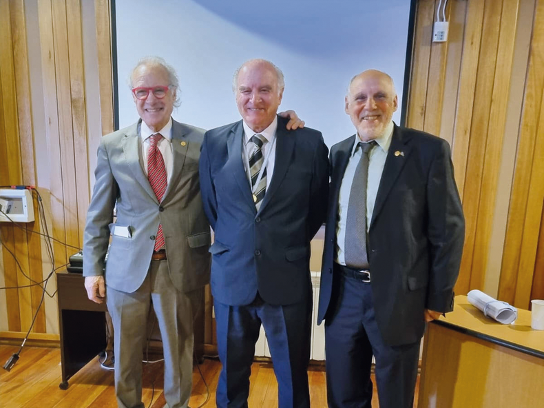 Ernesto Odriozola conreferentes de la Academia de Agronomía y Veterinaria.
