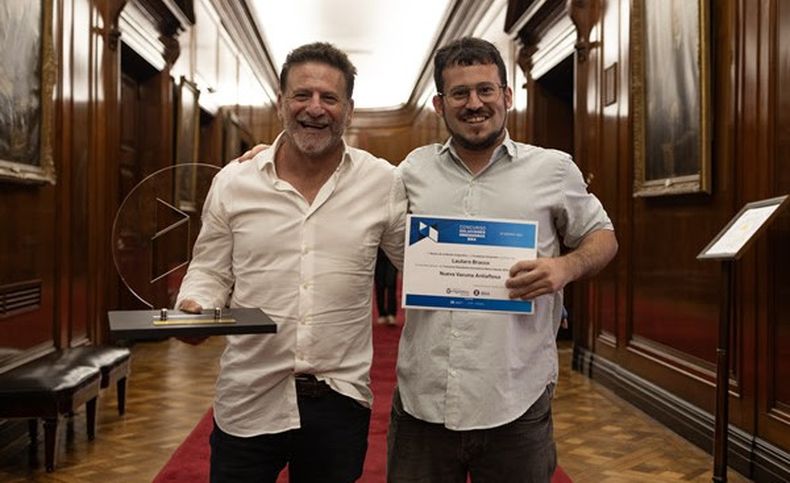 Andrés Wigdorovitz y Lautaro Bracco, de Bioinnovo, la empresa público-privada de INTA y Vetanco, sostienen el galardón.&nbsp;