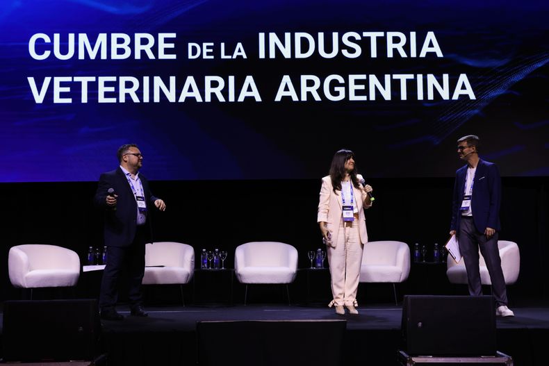 Nicolás de la Fuente, Margarita Briceño y Luciano Aba en la apertura del CIVA 2025.