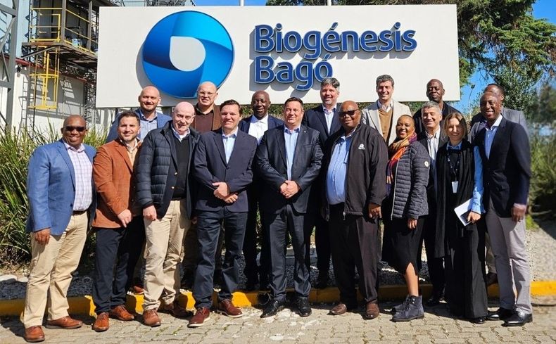 La delegación sudafricana junto al comité de Biogénesis Bagó, en su planta de Garín.