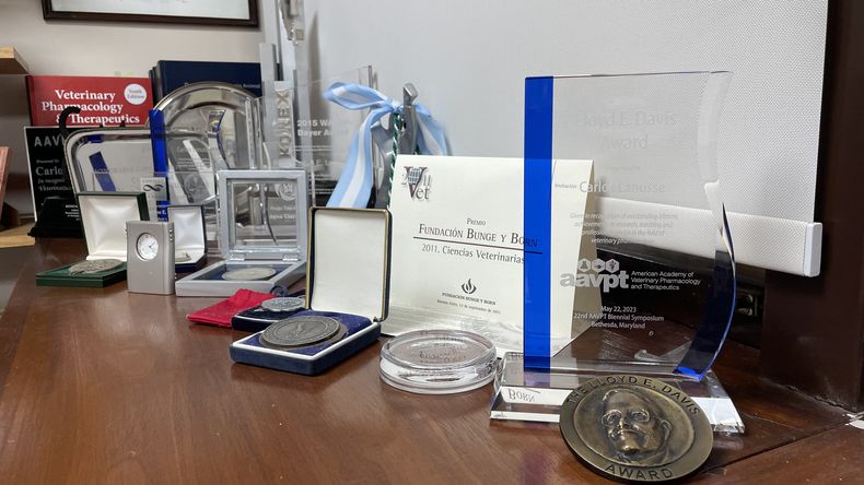 Este premio fue un reconocimiento a la trayectoria y al desarrollo de la farmacología veterinaria otorgada por la Academia Americana de Farmacología Veterinaria.