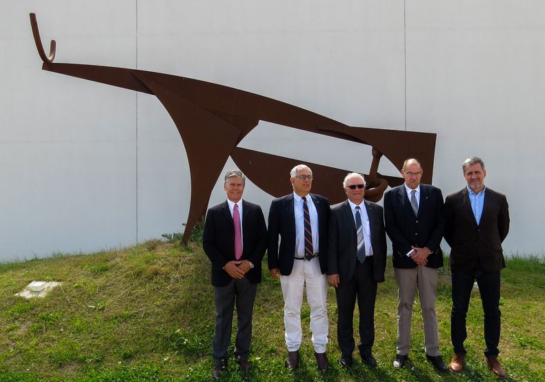 Consejo Nacional del Colegio Veterinario del Uruguay. Roque Almeida (vocal), Darío Hirigoyen (secretario), Carlos Morón (presidente), Oscar Ferreira (vocal) y Lauro Artía (vocal).
