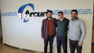 Nahuel, José Luis y Sebastián Arcuri, en las instalacione de la Distribuidora Arcuri.&nbsp;