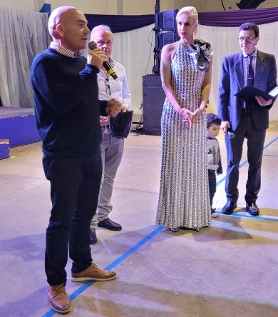 Federico Berger (FeVA), junto a uno de los organizadores, Hugo Gross, e Ingrid Grudke, en la cena oficial de las Olimpiadas realizadas en Misiones.&nbsp;