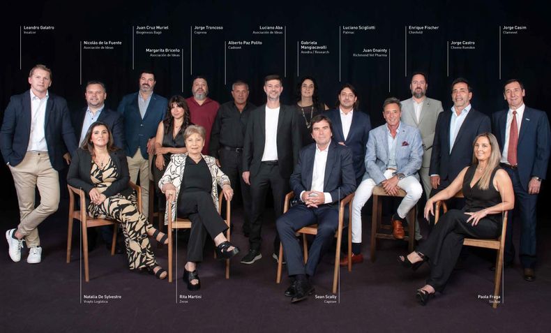 La foto anual CIVA 2024 de los líderes de la Industria Veterinaria reunió a 17 personalidades.&nbsp;&nbsp;
