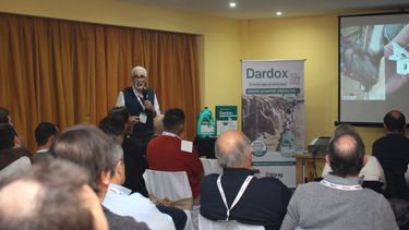 El MV César Fiel disertó sobre ectoparásitos en el marco de la presentación del nuevo producto de König.