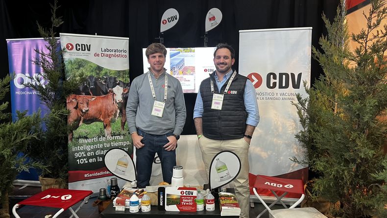 Axel Mauhourat (izq.), asesor técnico de CDV, destacó la importante inversión que realizó el laboratorio en su planta 3.