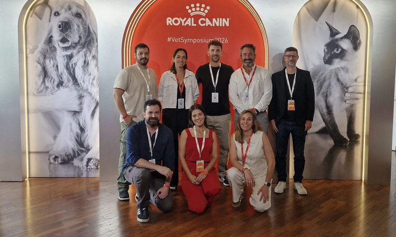 Delegación de Royal Canin Argentina en Francia. (Arriba) Daniel Nava, Liliana Guazzora, Walter González, Diego Lorenzetti y Luciano Aba. (Abajo) Pablo Borrás, Leila Peluso y Florencia Baguear.